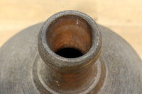 味わい深いシルエットの重厚な壺　DC8033