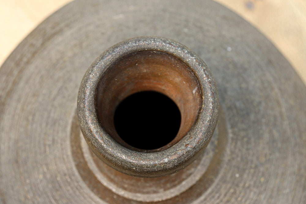 味わい深いシルエットの重厚な壺　DC8033