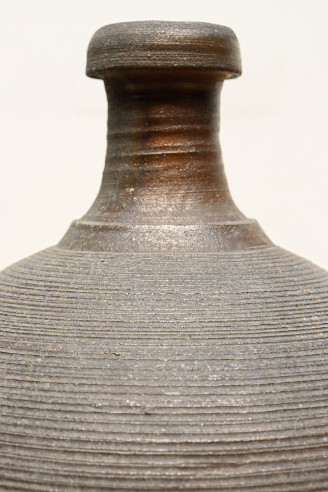 味わい深いシルエットの重厚な壺　DC8033