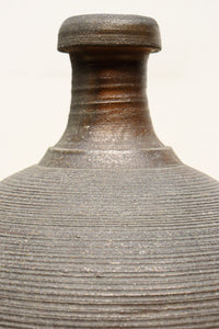 味わい深いシルエットの重厚な壺　DC8033