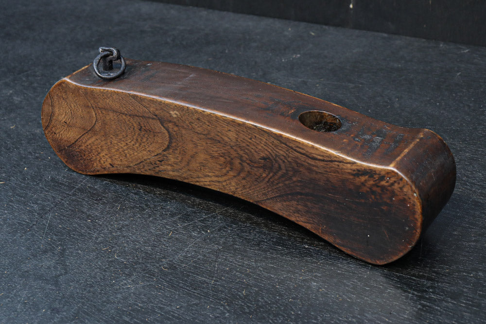 漢数字の「一」を思わせる自在鉤の横木　DC8042