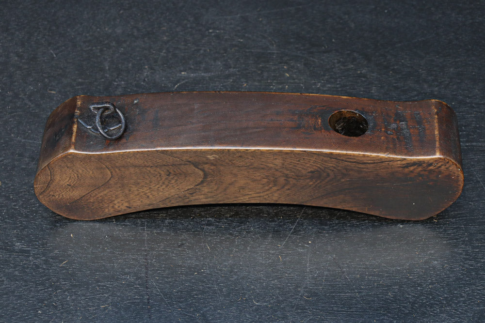 漢数字の「一」を思わせる自在鉤の横木　DC8042