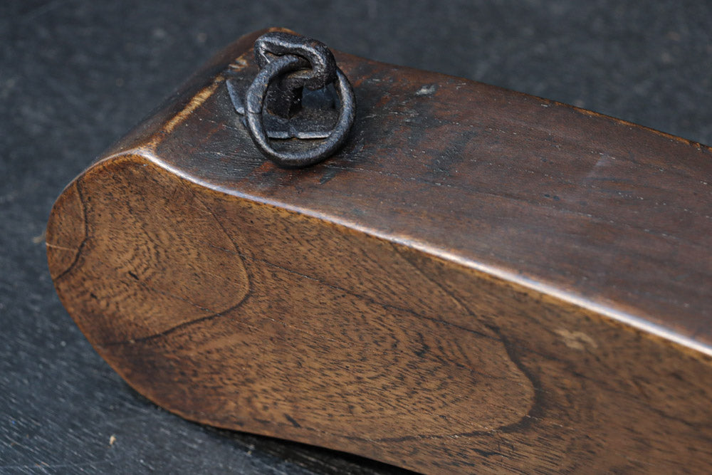 漢数字の「一」を思わせる自在鉤の横木　DC8042