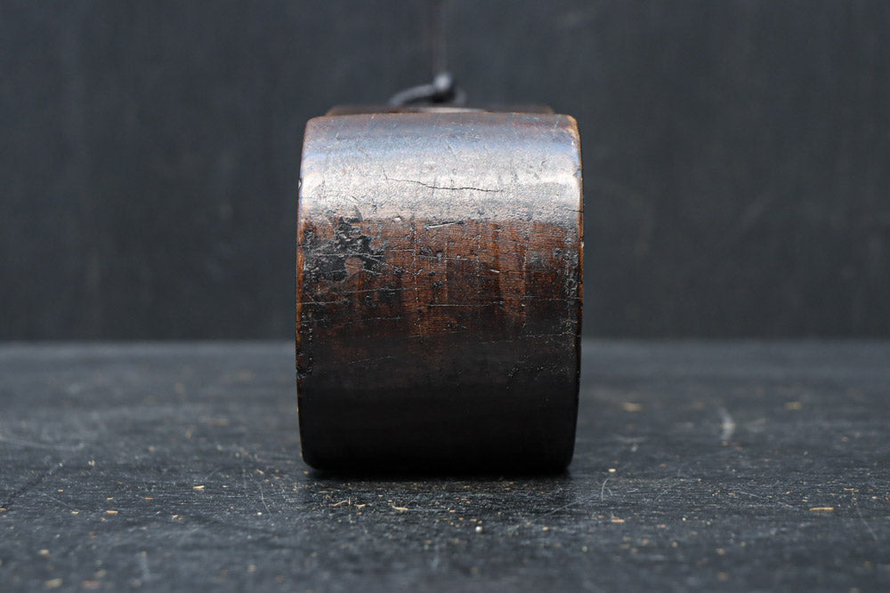 漢数字の「一」を思わせる自在鉤の横木　DC8042