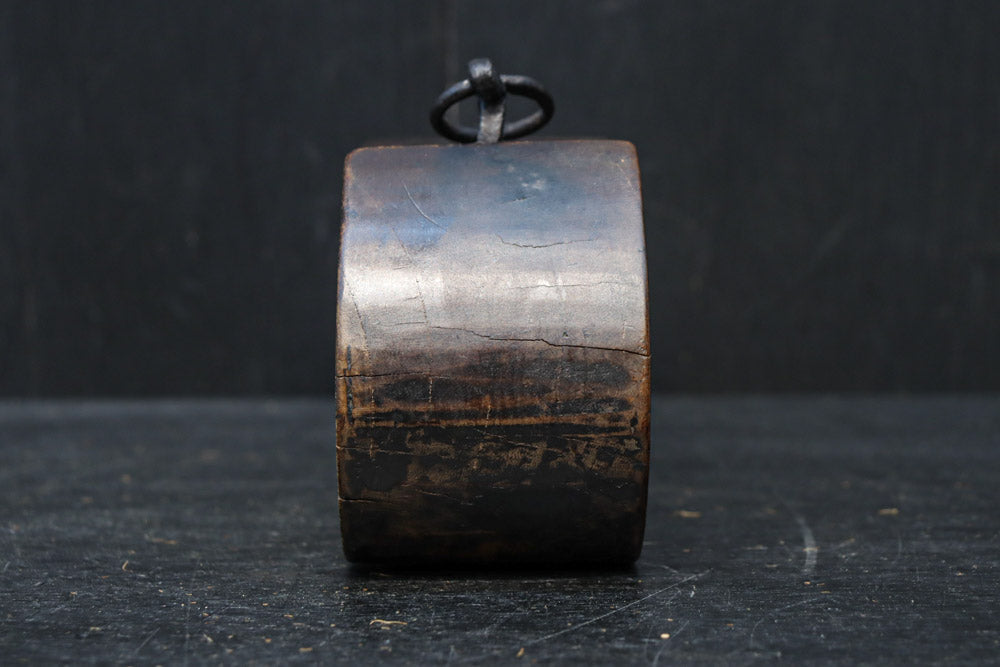 漢数字の「一」を思わせる自在鉤の横木　DC8042