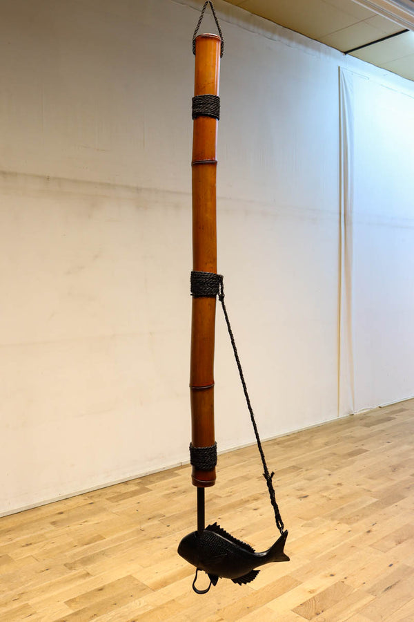 背ひれに躍動感のある鯛が存在感を放つ自在鉤　DC8048