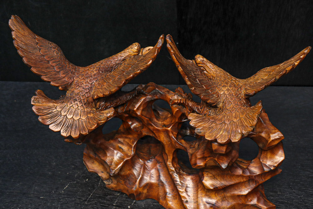 鷹のつがいの上質感を纏う彫刻置物　DC8051