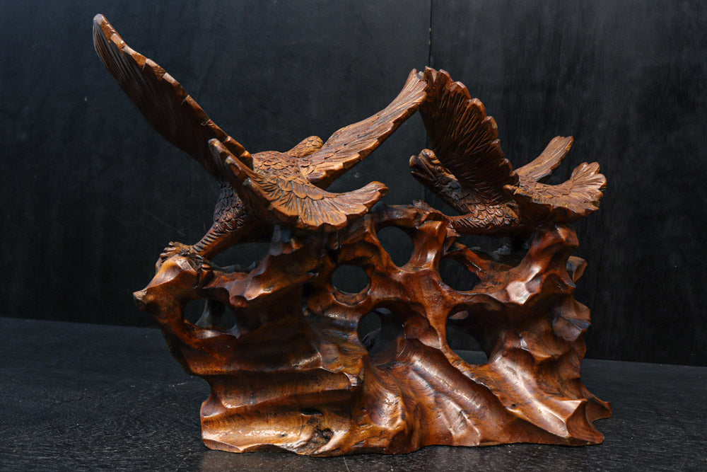 鷹のつがいの上質感を纏う彫刻置物　DC8051