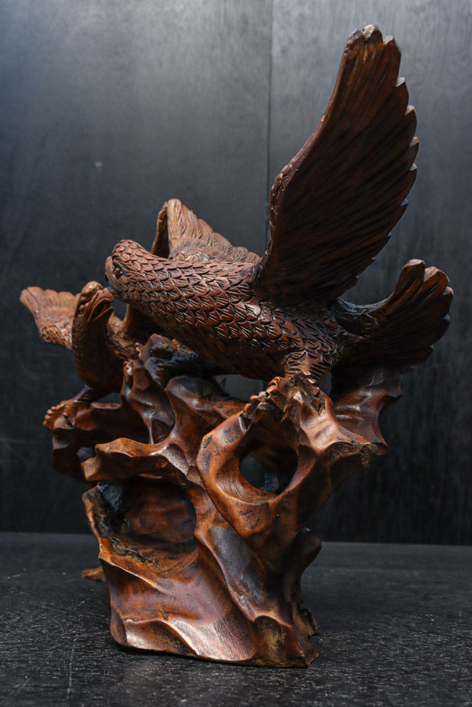 鷹のつがいの上質感を纏う彫刻置物　DC8051