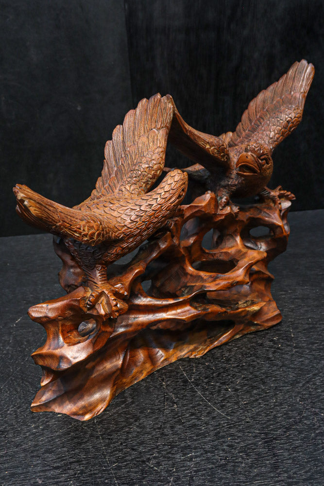 鷹のつがいの上質感を纏う彫刻置物　DC8051