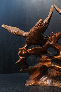 鷹のつがいの上質感を纏う彫刻置物　DC8051