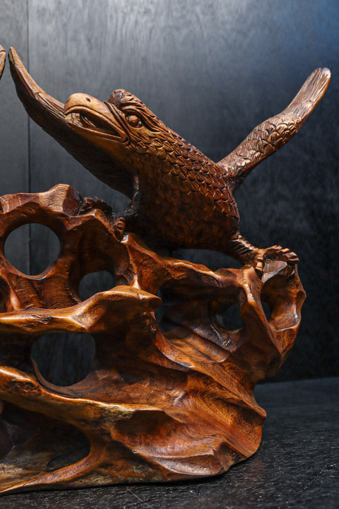 鷹のつがいの上質感を纏う彫刻置物　DC8051