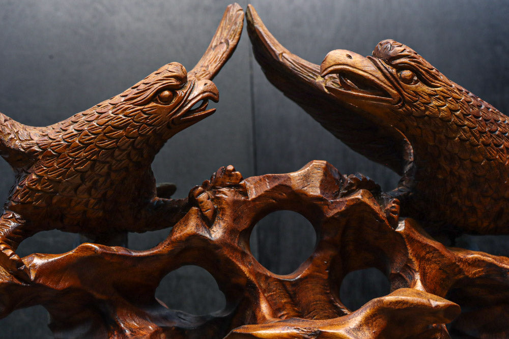 鷹のつがいの上質感を纏う彫刻置物　DC8051