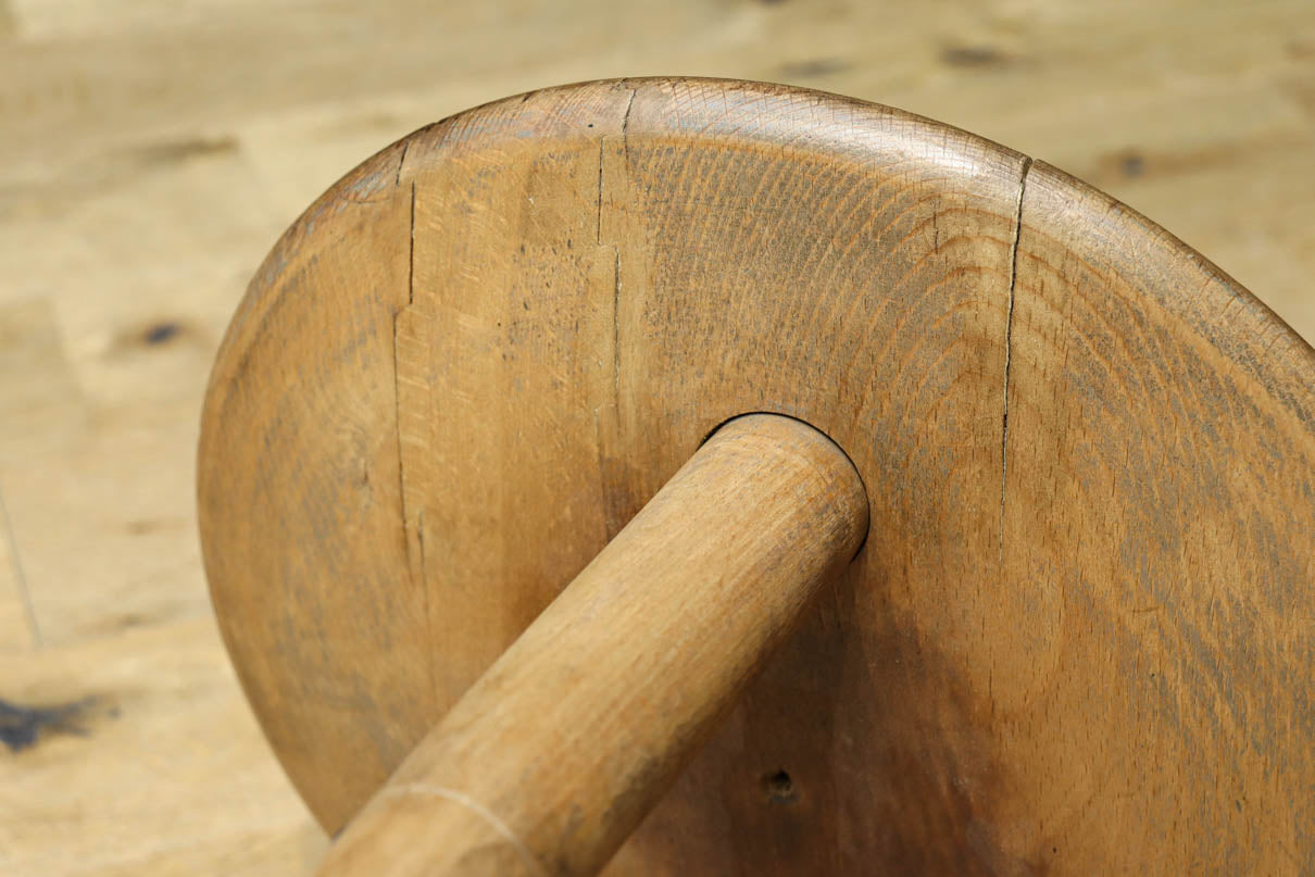 使い込まれた温かみのある風合いの3本脚スツール　DC8056