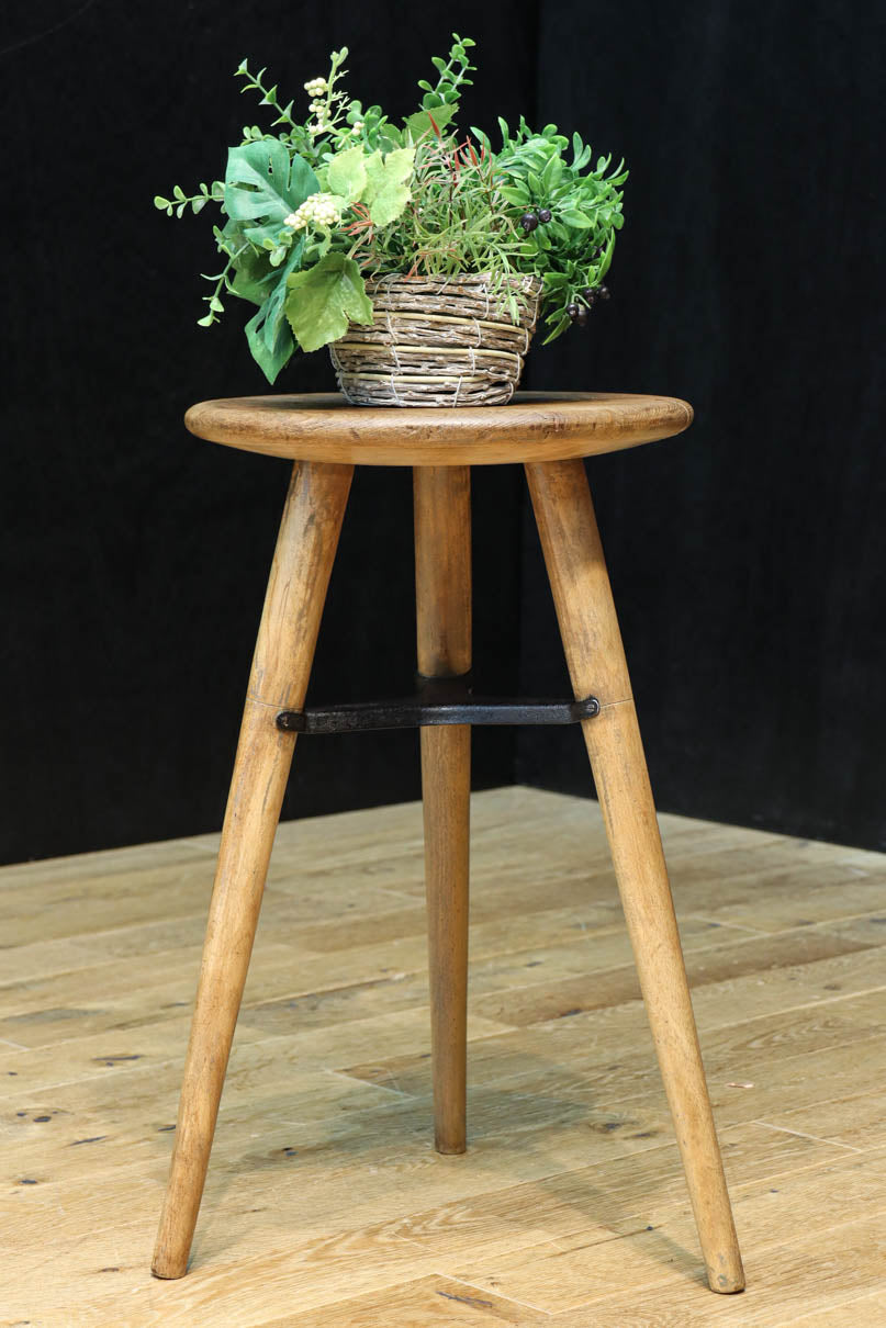 使い込まれた温かみのある風合いの3本脚スツール　DC8056