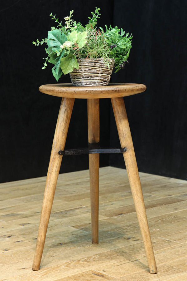 使い込まれた温かみのある風合いの3本脚スツール　DC8056