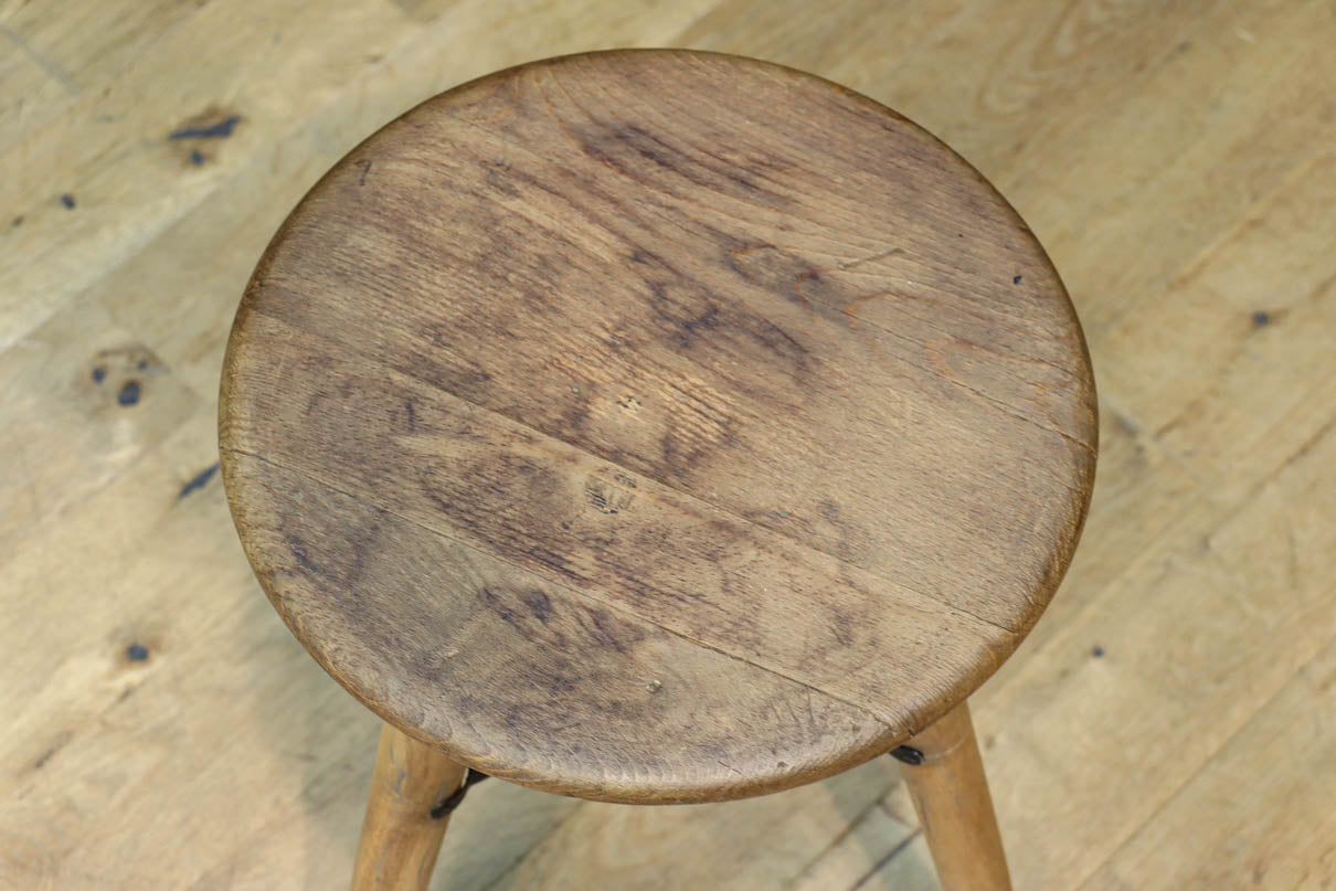 使い込まれた温かみのある風合いの3本脚スツール　DC8056