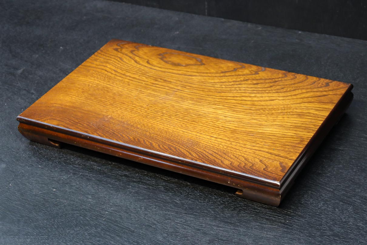 明るい色合いに優雅な杢目が浮かぶ置台　DC8058