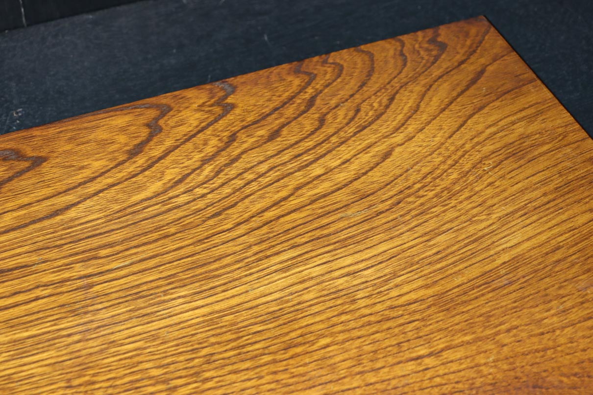 明るい色合いに優雅な杢目が浮かぶ置台　DC8058