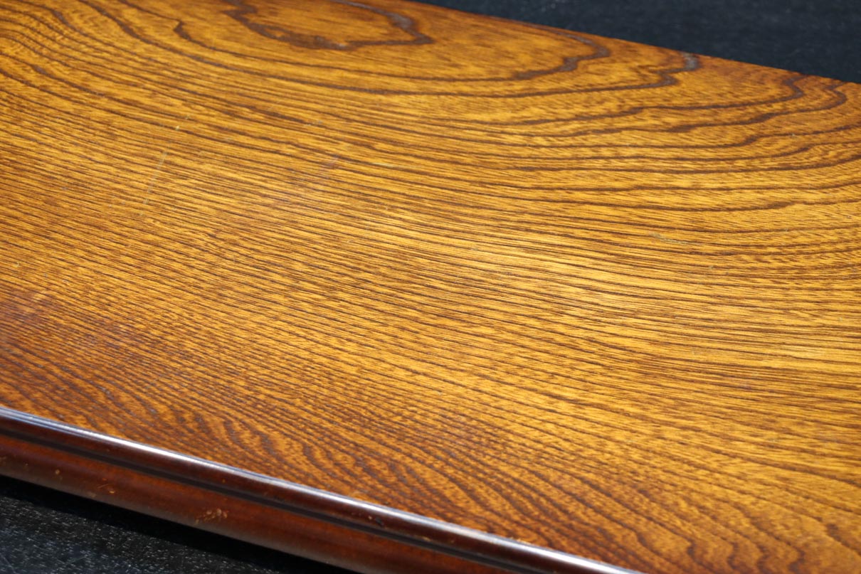 明るい色合いに優雅な杢目が浮かぶ置台　DC8058