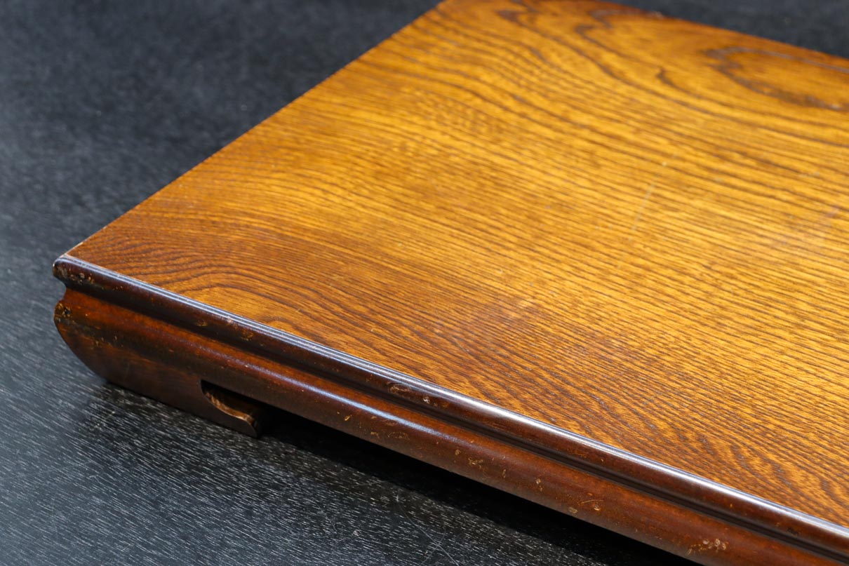 明るい色合いに優雅な杢目が浮かぶ置台　DC8058