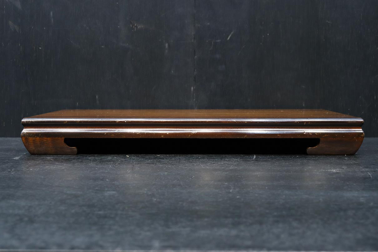 明るい色合いに優雅な杢目が浮かぶ置台　DC8058