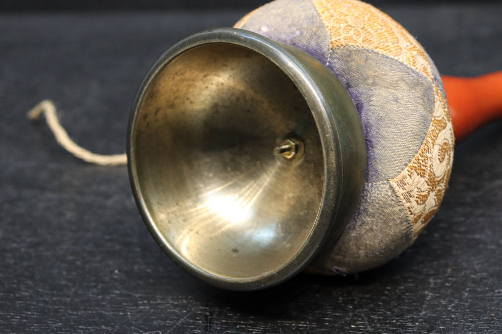 2種類の布団で味わいある仏具の携帯用おりん　DC8063ab　在庫(a:1 b:1)個