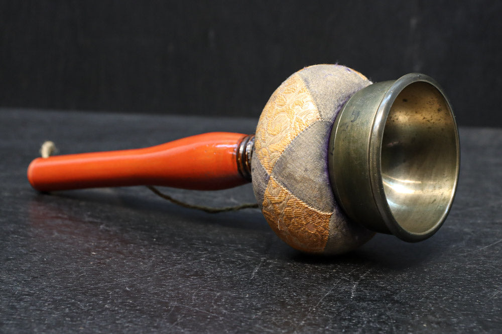 2種類の布団で味わいある仏具の携帯用おりん　DC8063ab　在庫(a:1 b:1)個