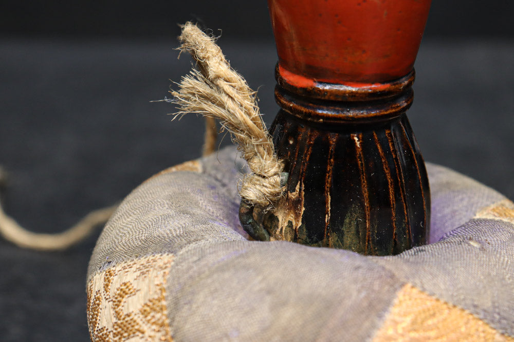 2種類の布団で味わいある仏具の携帯用おりん　DC8063ab　在庫(a:1 b:1)個