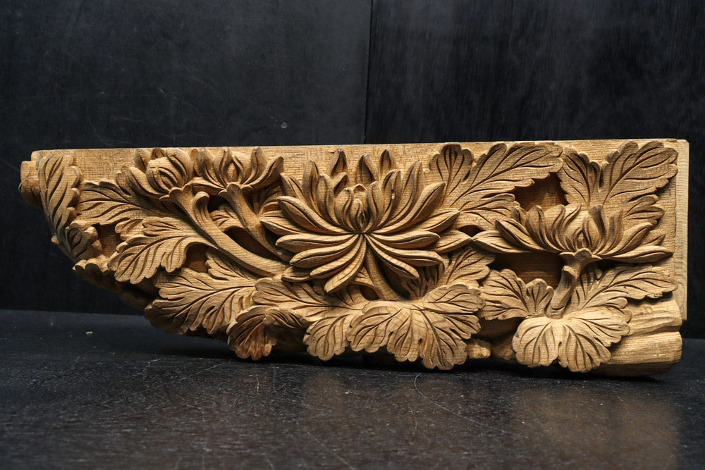 菊の花が美しく咲き誇る彫刻梁飾り　DC8074a