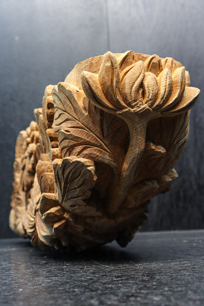 菊の花が美しく咲き誇る彫刻梁飾り　DC8074a