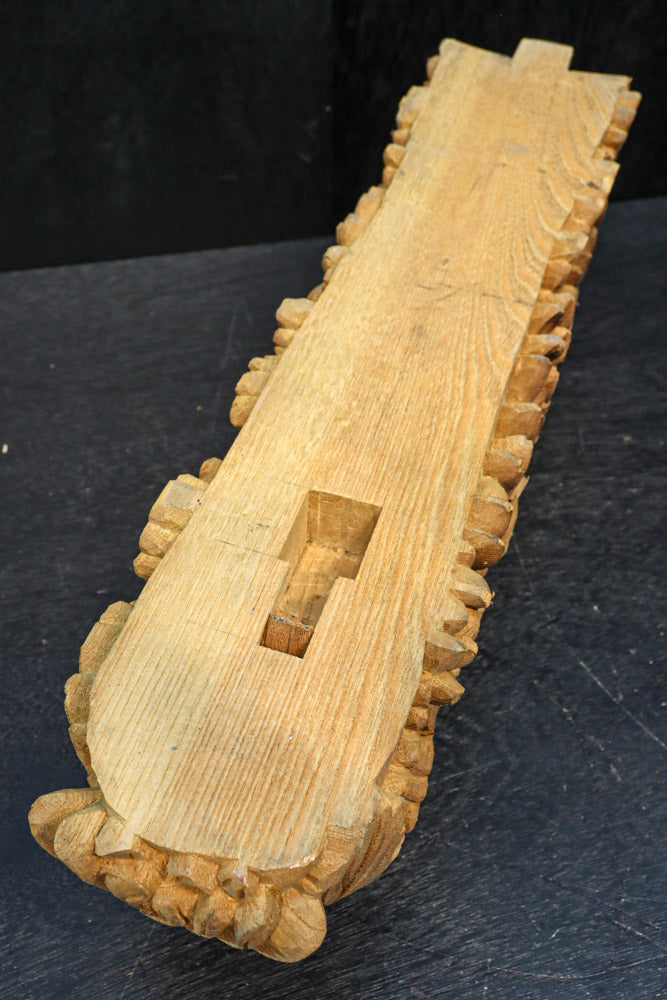 菊の花が美しく咲き誇る彫刻梁飾り　DC8074a