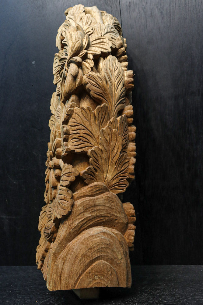 菊の花が美しく咲き誇る彫刻梁飾り　DC8074a