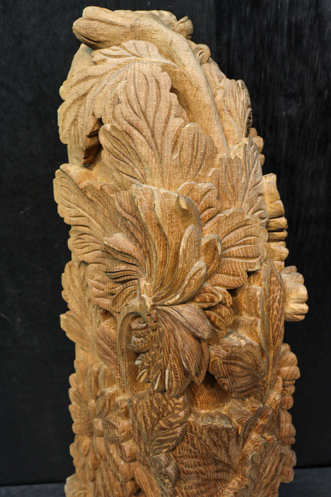 菊の花が美しく咲き誇る彫刻梁飾り　DC8074a