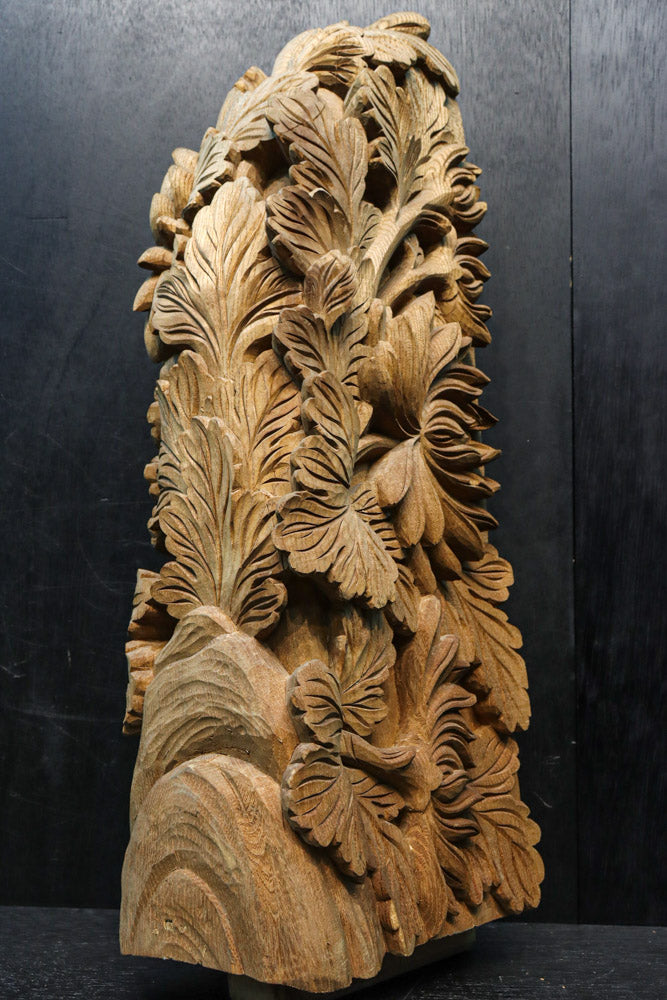 菊の花が美しく咲き誇る彫刻梁飾り　DC8074a