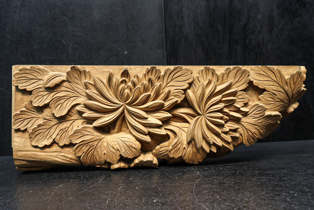 菊の葉と花が細やかに彫り描かれた彫刻梁飾り　DC8074bc　在庫(b:1 c:1)枚