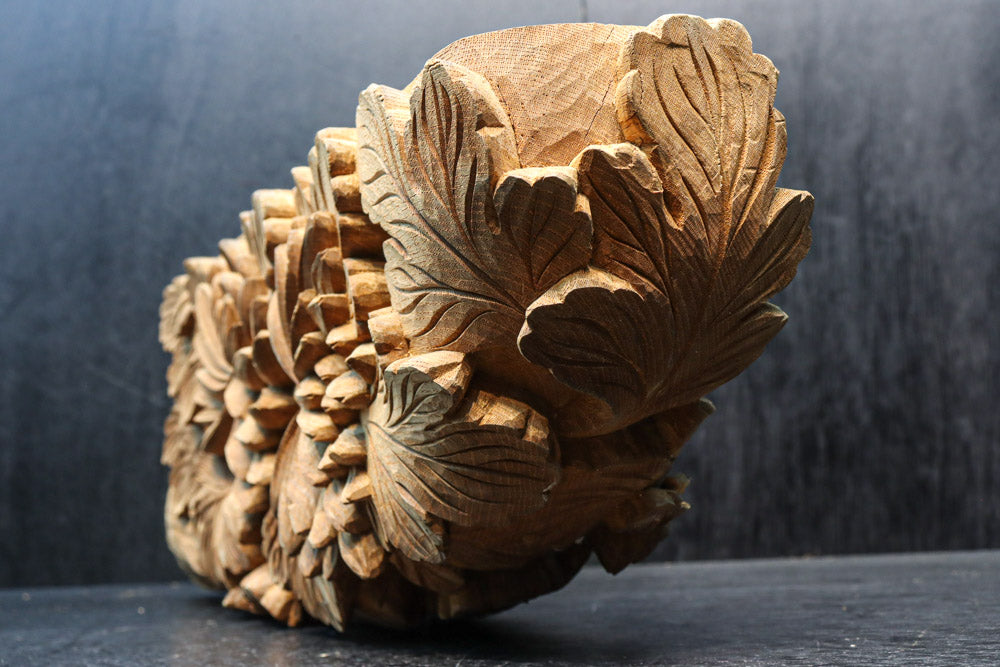 菊の葉と花が細やかに彫り描かれた彫刻梁飾り　DC8074bc　在庫(b:1 c:1)枚