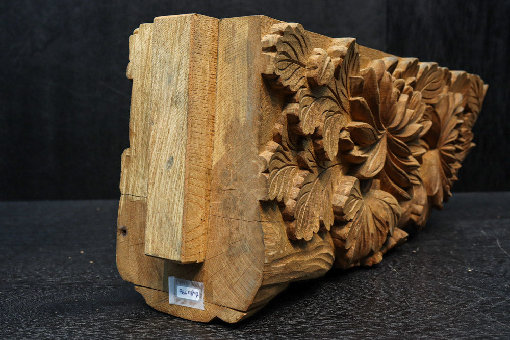 菊の葉と花が細やかに彫り描かれた彫刻梁飾り　DC8074bc　在庫(b:1 c:1)枚