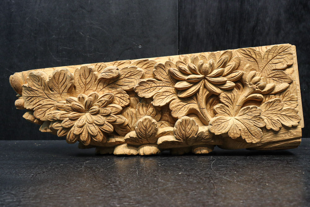 菊の葉と花が細やかに彫り描かれた彫刻梁飾り　DC8074bc　在庫(b:1 c:1)枚