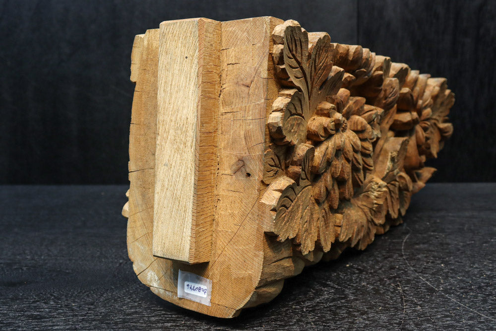 菊の葉と花が細やかに彫り描かれた彫刻梁飾り　DC8074bc　在庫(b:1 c:1)枚