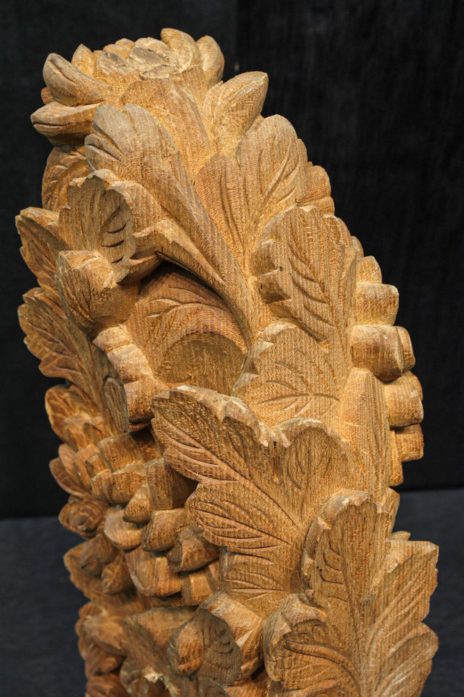 菊の葉と花が細やかに彫り描かれた彫刻梁飾り　DC8074bc　在庫(b:1 c:1)枚