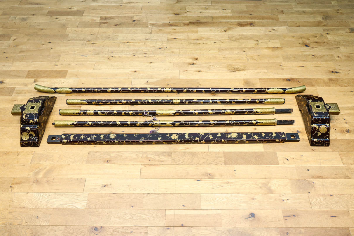 極上!! 黒漆に蒔絵が絢爛優美な組み立て式衣桁　DC8077