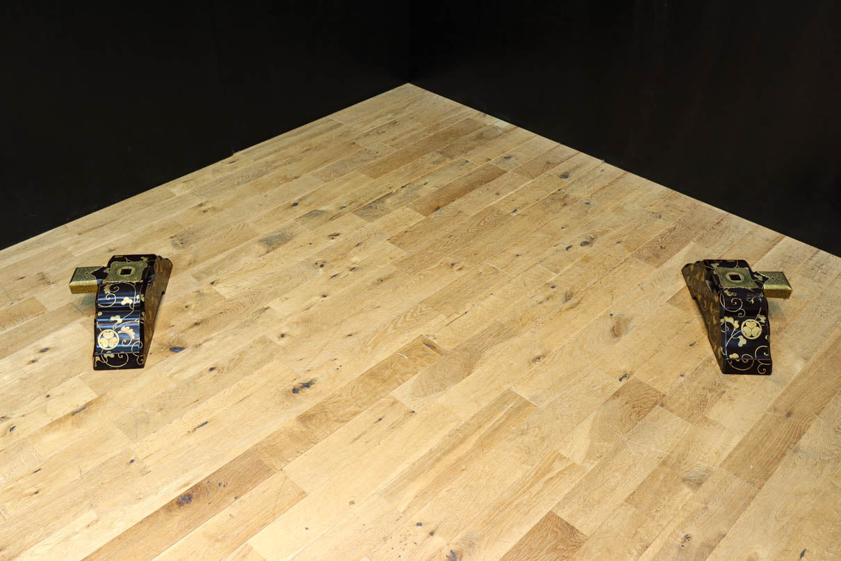 極上!! 黒漆に蒔絵が絢爛優美な組み立て式衣桁　DC8077