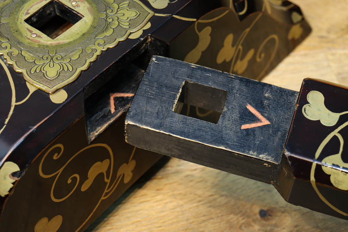 極上!! 黒漆に蒔絵が絢爛優美な組み立て式衣桁　DC8077