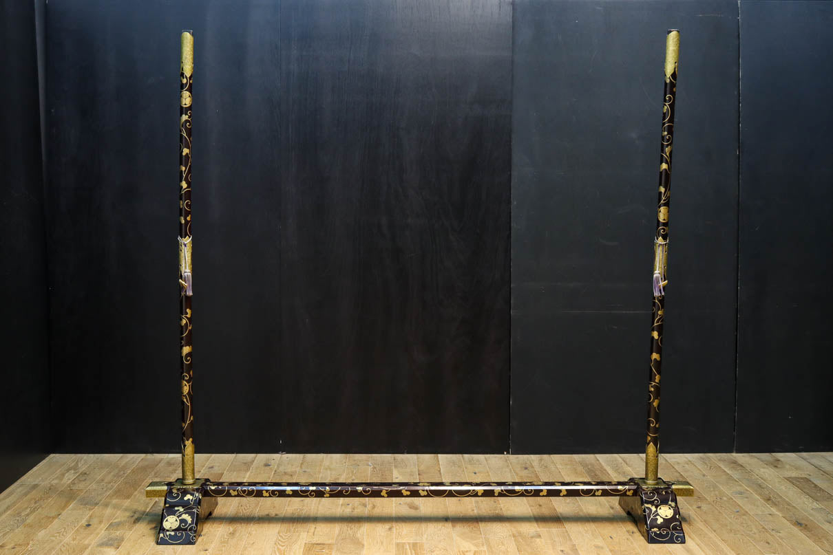 極上!! 黒漆に蒔絵が絢爛優美な組み立て式衣桁　DC8077