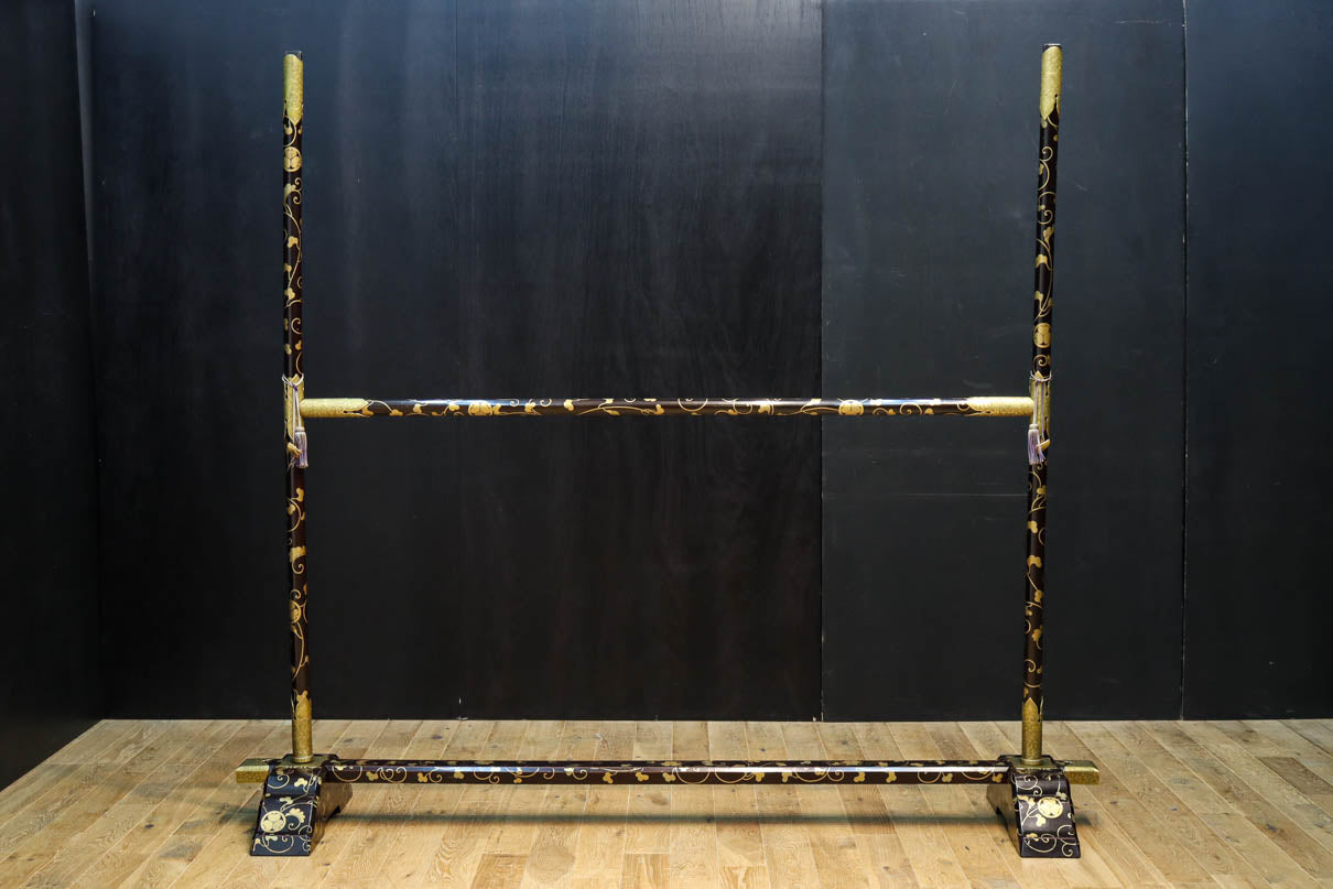 極上!! 黒漆に蒔絵が絢爛優美な組み立て式衣桁　DC8077