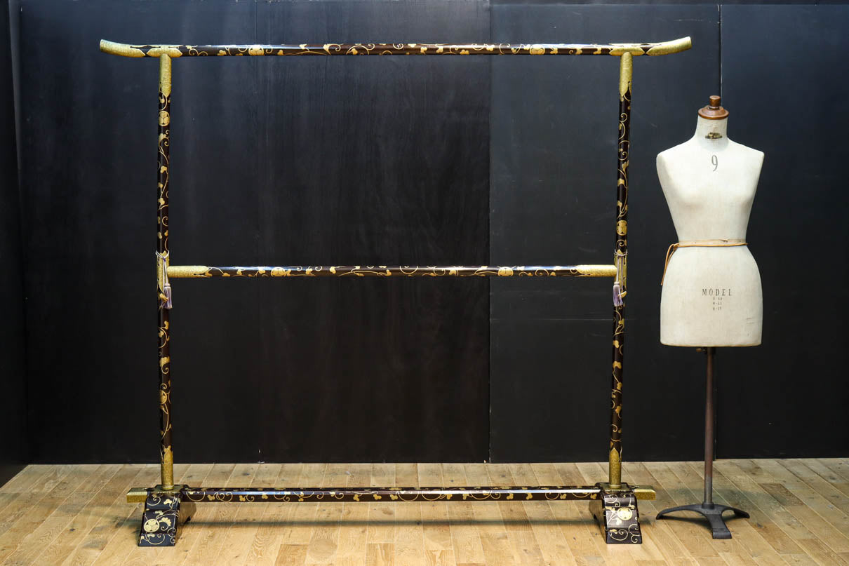 極上!! 黒漆に蒔絵が絢爛優美な組み立て式衣桁　DC8077