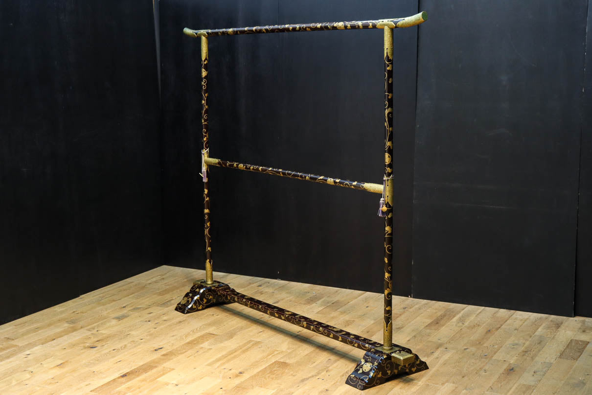 極上!! 黒漆に蒔絵が絢爛優美な組み立て式衣桁　DC8077