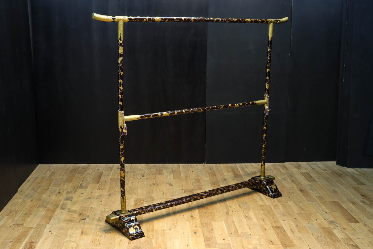 極上!! 黒漆に蒔絵が絢爛優美な組み立て式衣桁　DC8077