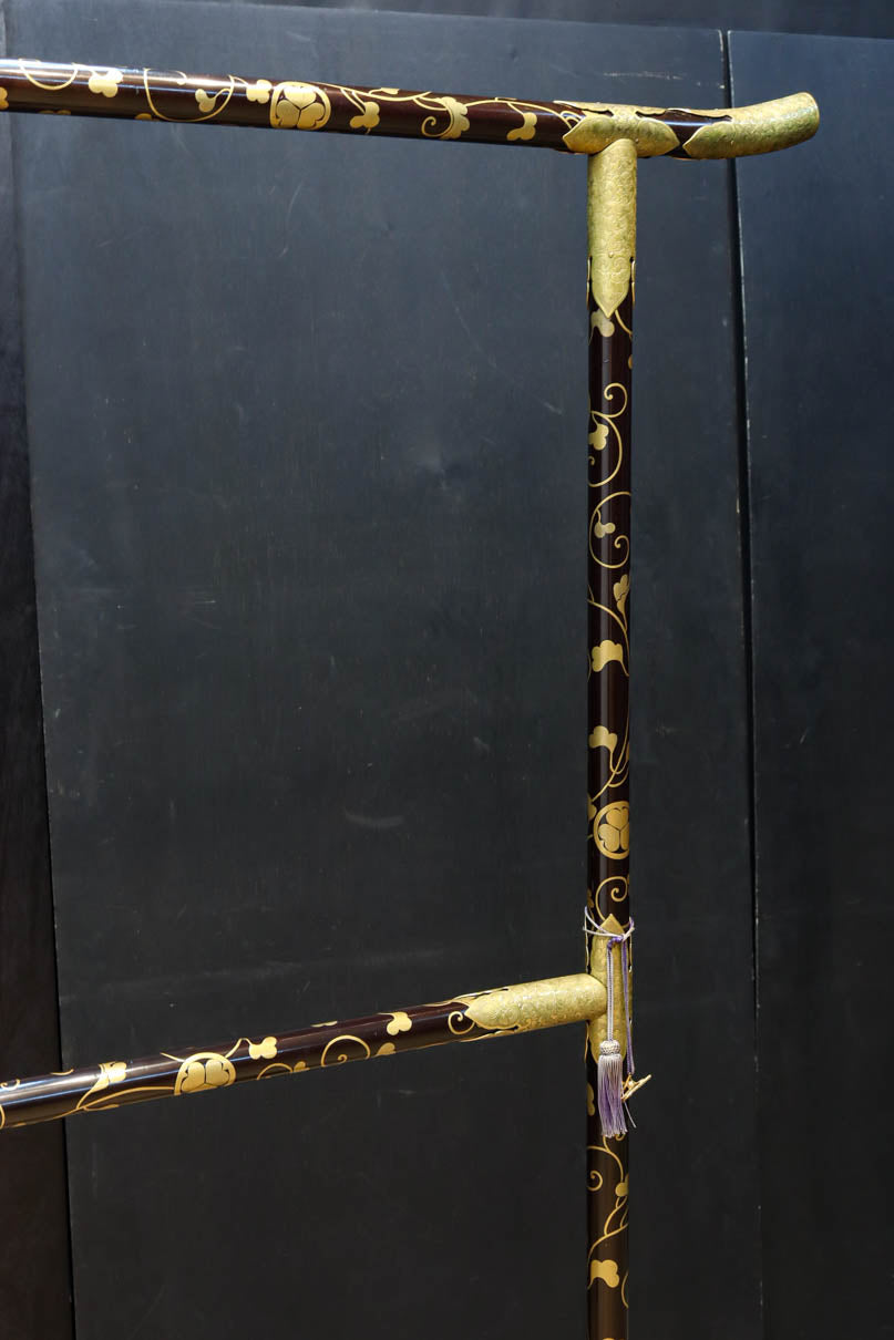 極上!! 黒漆に蒔絵が絢爛優美な組み立て式衣桁　DC8077